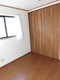 【洋室】 | 町田市南大谷１丁目新築戸建　E号棟 | ２階洋室　５．２５帖　
個人の部屋や寝室として使える洋室。