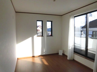 【洋室】 | 町田市南大谷１丁目新築戸建　E号棟 | ２階洋室　６帖
バルコニーに面した明るい洋室です♪