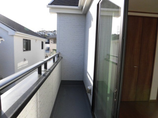 【バルコニー】 | 町田市南大谷１丁目新築戸建　E号棟 | お部屋にも爽やかな風と暖かくやわらかな日差しが差し込み、毎日の暮らしを豊かに彩ります。