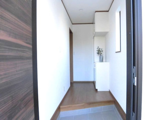 【玄関】 | 町田市南大谷１丁目新築戸建　E号棟 | 玄関周りをおしゃれな雰囲気にすることができます♪