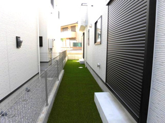 【庭】 | 町田市南大谷１丁目新築戸建　E号棟 | 人工芝が敷き詰められています。