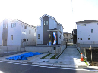 【外観】 | 町田市南大谷１丁目新築戸建　E号棟 | 毎日のお買い物に便利なスーパーは徒歩10分内です。