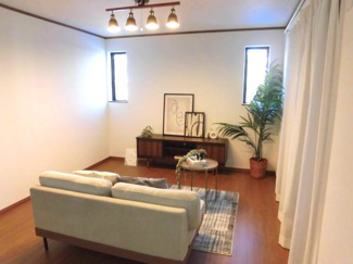 【居間・リビング】 | 町田市南大谷１丁目新築戸建　E号棟 | 明るく開放感のあるリビングダイニングです。