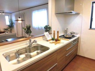 【キッチン】 | 町田市南大谷１丁目新築戸建　E号棟 | キッチンからリビングが見渡せるので、お子様の様子を見ながらお料理できます。