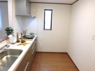 【キッチン】 | 町田市南大谷１丁目新築戸建　E号棟 | 自然光の入る明るいキッチンです。