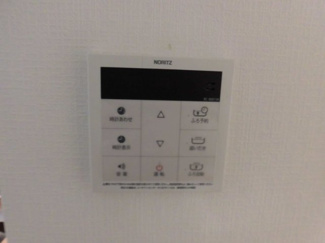 【キッチン】 | 町田市南大谷１丁目新築戸建　E号棟 | 給湯リモコンです。キッチンにいながらお湯張り・追い焚きの操作ができるので便利ですね。