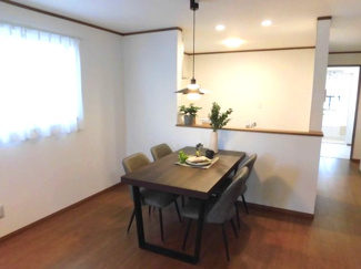 【ダイニング】 | 町田市南大谷１丁目新築戸建　E号棟 | 明るくにぎやかな家族にふさわしいダイニングです。