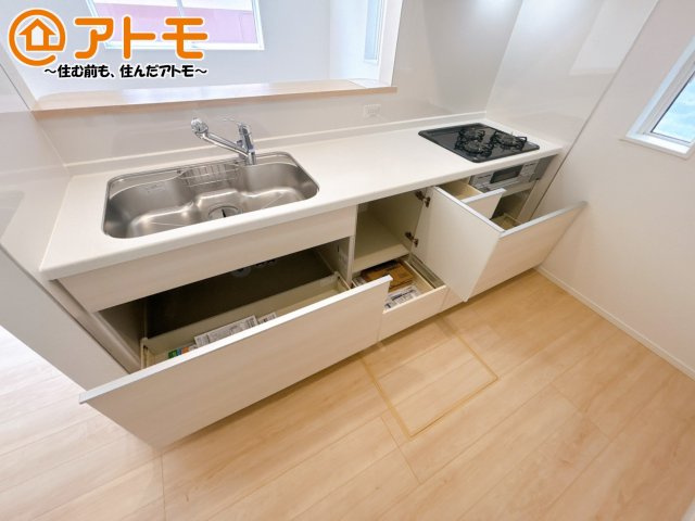 【キッチン】 | 沼津市高尾台第6　新築一戸建て　4号棟 | 対面タイプならキッチン内にいながらご家族やお客様との会話が楽しめます♪