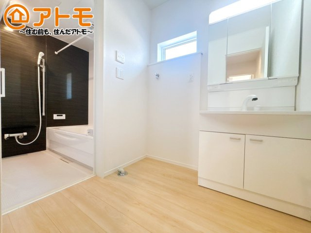 【独立洗面台】 | 沼津市高尾台第6　新築一戸建て　4号棟 | 洗面所って朝に混み合いませんか？広々とした脱衣所、３面鏡の独立洗面台で朝の時間を少しお手伝い♪