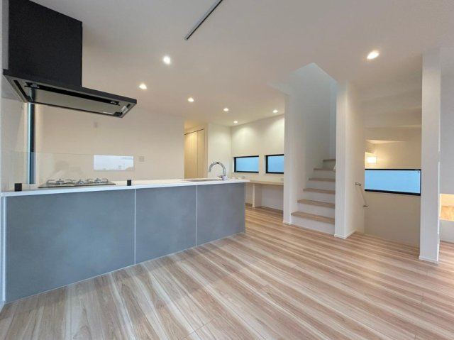 横浜市南区別所4丁目　新築戸建【仲介手数料無料】カースペース2台の居間・リビング