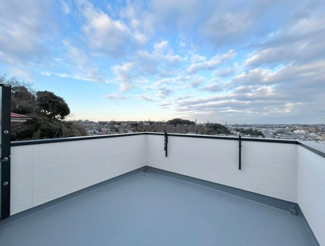 横浜市南区別所4丁目　新築戸建【仲介手数料無料】カースペース2台のバルコニー