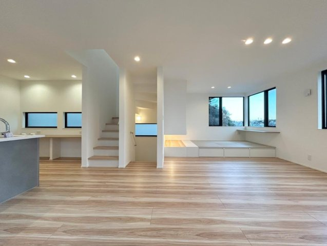 横浜市南区別所4丁目　新築戸建【仲介手数料無料】カースペース2台の居間・リビング