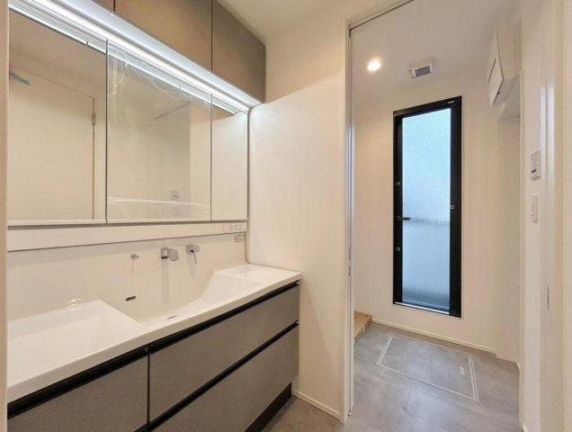 横浜市南区別所4丁目　新築戸建【仲介手数料無料】カースペース2台の独立洗面台