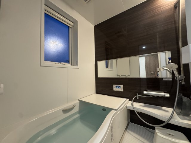 -三丁目不動産-秩父市大野原　築浅戸建の浴室