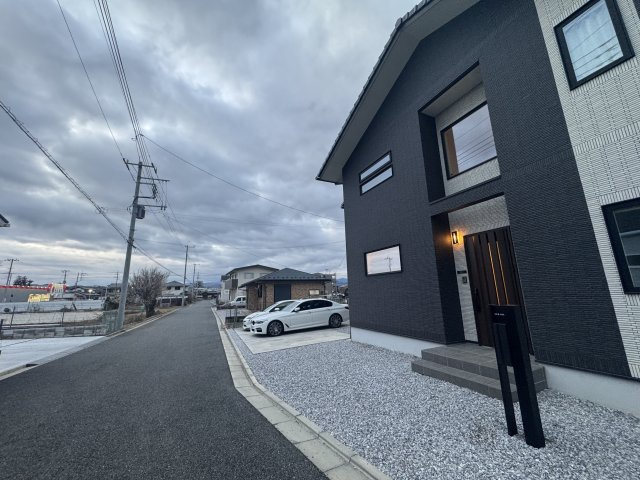 -三丁目不動産-秩父市大野原　築浅戸建の前面道路含む現地写真