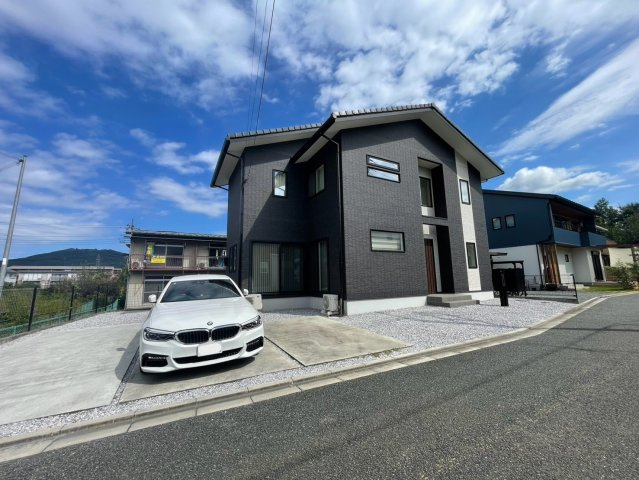 -三丁目不動産-秩父市大野原　築浅戸建の前面道路含む現地写真