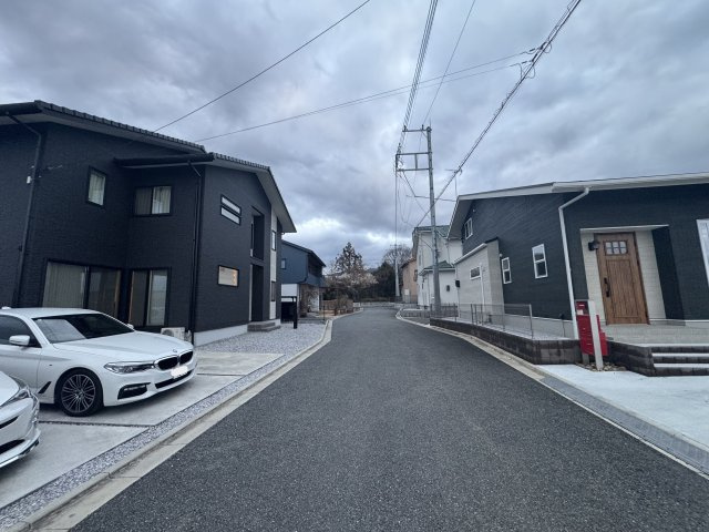 －三丁目不動産-秩父市大野原　築浅戸建の前面道路含む現地写真