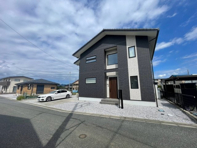 -三丁目不動産-秩父市大野原　築浅戸建の前面道路含む現地写真