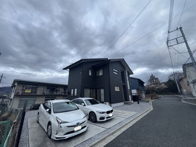 －三丁目不動産-秩父市大野原　築浅戸建の前面道路含む現地写真