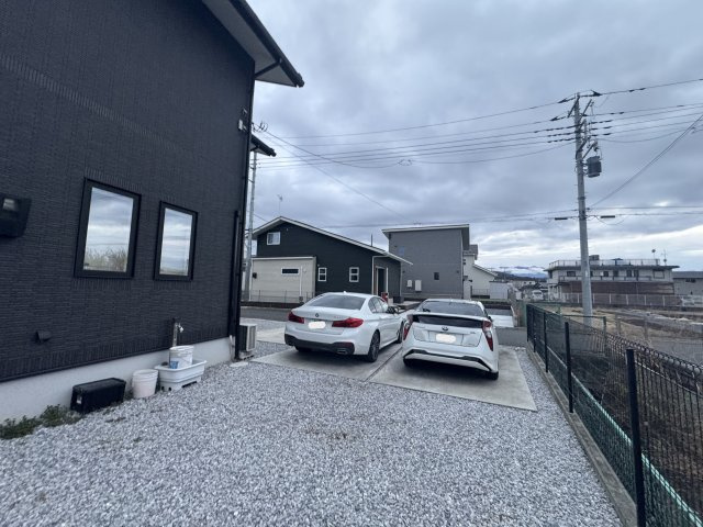 -三丁目不動産-秩父市大野原　築浅戸建の駐車場