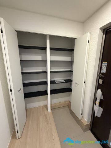 平塚市中里　第6　新築戸建　全2棟1号棟の玄関