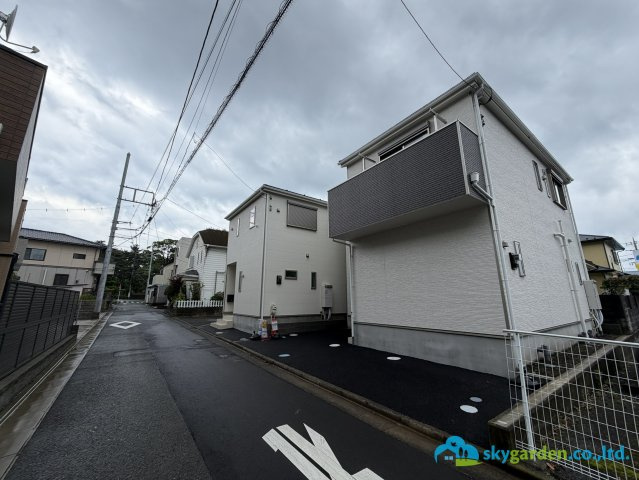平塚市中里　第6　新築戸建　全2棟1号棟の前面道路含む現地写真