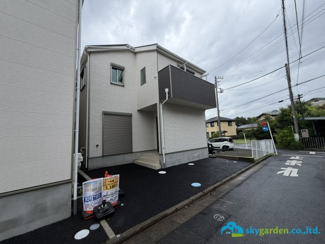 平塚市中里　第6　新築戸建　全2棟1号棟の前面道路含む現地写真