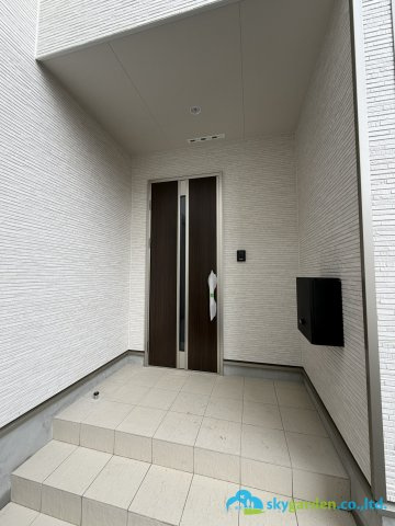 平塚市中里　第6　新築戸建　全2棟1号棟の玄関