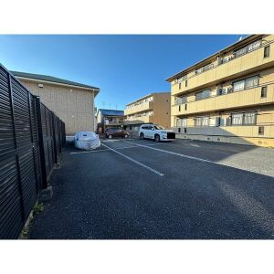 ジュネスSAGAの駐車場