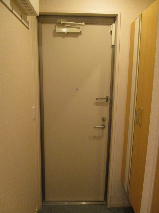 熊本市東区月出６丁目のアパートの玄関