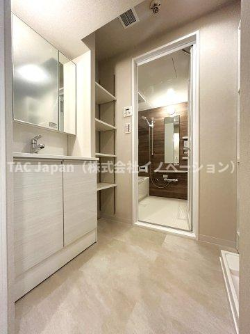 東池袋ハイツ壱番館　１５階の独立洗面台|【パウダールーム】
三面鏡タイプの洗面化粧台を採用し、キャビネット収納はぎっしり色々な物を収納でき下部収納もございます。シャワーヘッドタイプを採用しておりますのでお掃除など楽々できます。