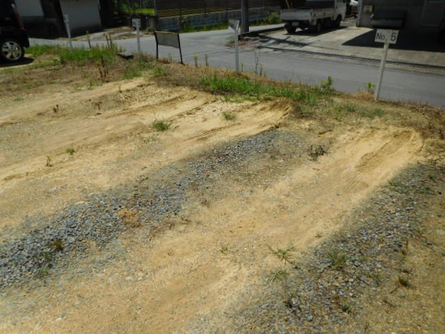 加東市松沢の賃貸マンションの駐車場