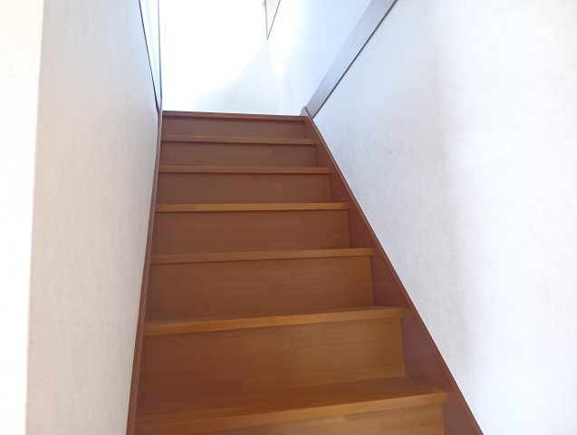 売中古戸建　富士市船津の内装|ストレート階段なのでシンプルな見た目です。上部に窓があるので明るくなっています。