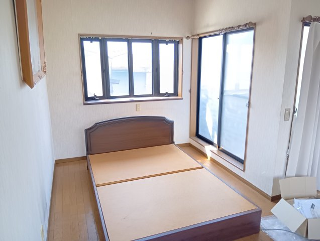 売中古戸建　富士市船津の洋室|二面採光なので日差しがたっぷり入ります。また風通しが良く解放感もあります。
