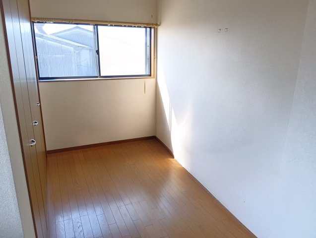 売中古戸建　富士市船津の洋室|コンパクトな広さなので掃除が手間にならずいつでも清潔に保てます。