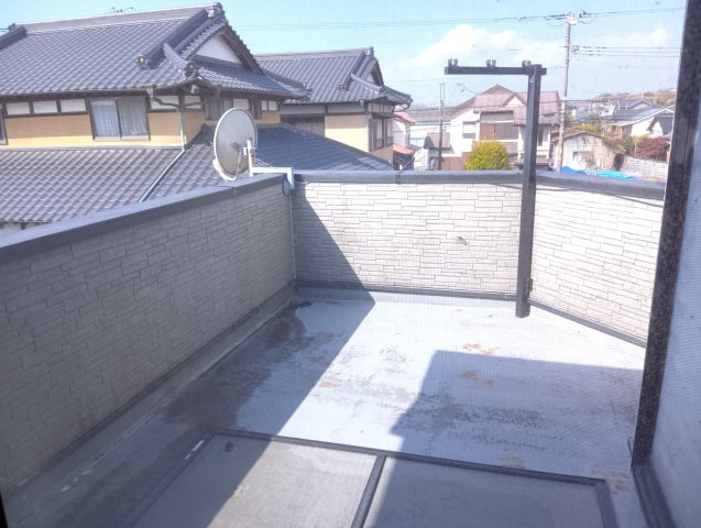 売中古戸建　富士市船津のバルコニー|広々としているので洗濯物や布団を一度に干すことができます。夏にはプール遊びもおすすめです。