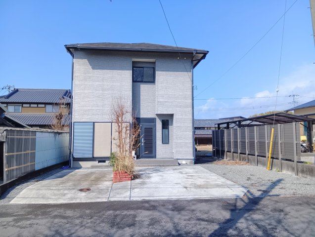 売中古戸建　富士市船津の外観|お車は並列で4台駐車可能です。間口・前面道路共に広々としています。