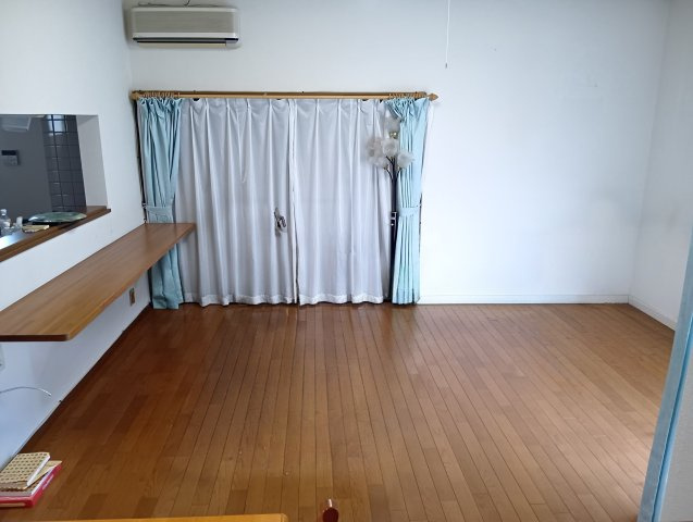 売中古戸建　富士市船津の居間・リビング|大きな窓があるので部屋にやわらかな陽光が注ぎます。家族が自然に集まるような広さのリビングです。