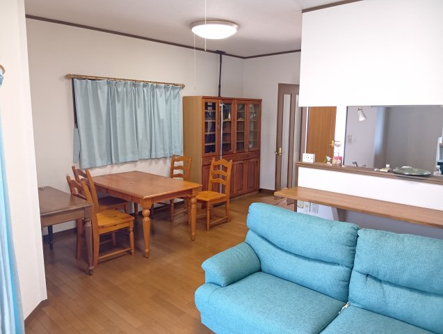 売中古戸建　富士市船津の居間・リビング|リビングダイニングが一続きで家族の会話も弾みますね。窓が多く心地の良い空間となっています。