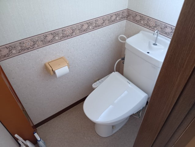 売中古戸建　富士市船津のトイレ|コンパクトな設計で空間を広く感じさせるデザインになっています。