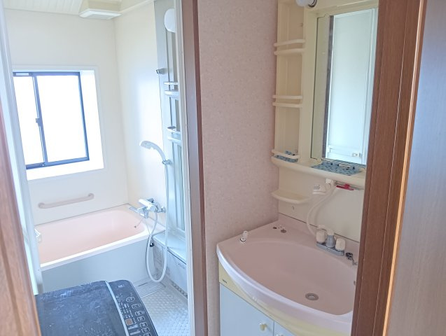 売中古戸建　富士市船津の独立洗面台|独立洗面台があるので収納スペースも多くあります。鏡もあるので朝の支度にも便利です。
