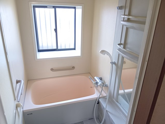 売中古戸建　富士市船津の浴室|窓があるので明るい室内です。備え付けの台があるのでシャンプーを置いたり出来て便利です。