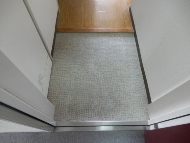 加東市山国の賃貸マンションの玄関