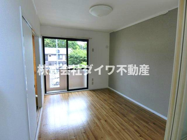 セジュールながたやAの居間・リビング|南側洋室