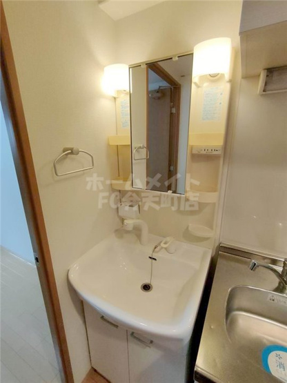 【洗面所】 | エステムコート大阪ベイエリア | 明るい洗面所です