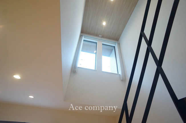 【内装】 | 平野区長吉長原西3丁目 | 南面から採光が入る吹き抜け窓☆自動カーテン付きです☆