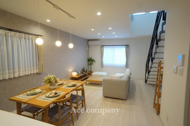 【居間・リビング】 | 平野区長吉長原西3丁目 | 【LDK：広々19.2帖！】LDの2面、床暖房完備です☆