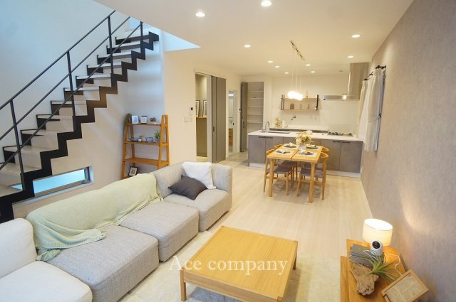 【居間・リビング】 | 平野区長吉長原西3丁目 | 【LDK：広々19.2帖！】お洒落なオープンステアのリビング階段です☆