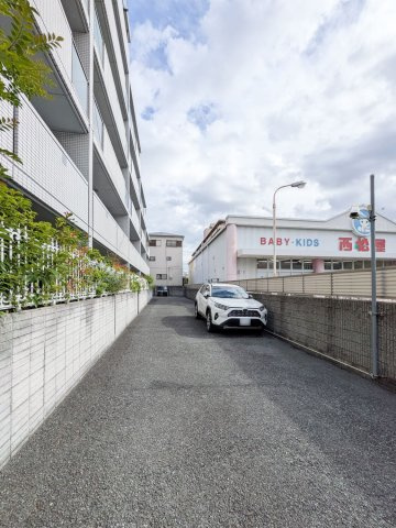 クレイン諸口の駐車場