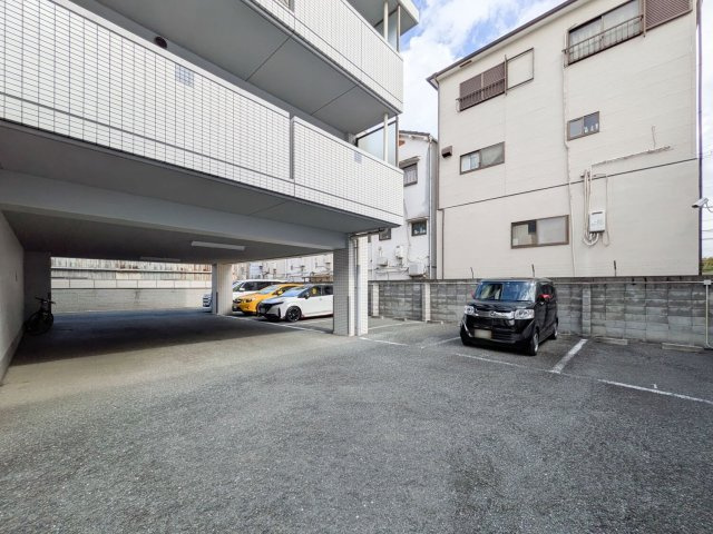 クレイン諸口の駐車場